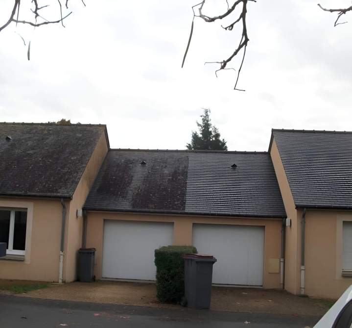 Démoussage toiture en cours Albertville